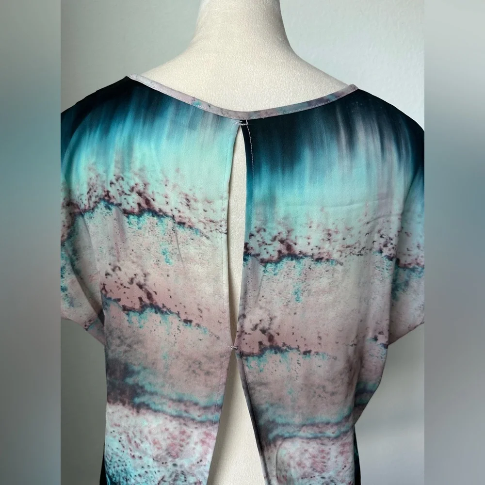High-Low Abstract Blouse - Picture 6 of 9